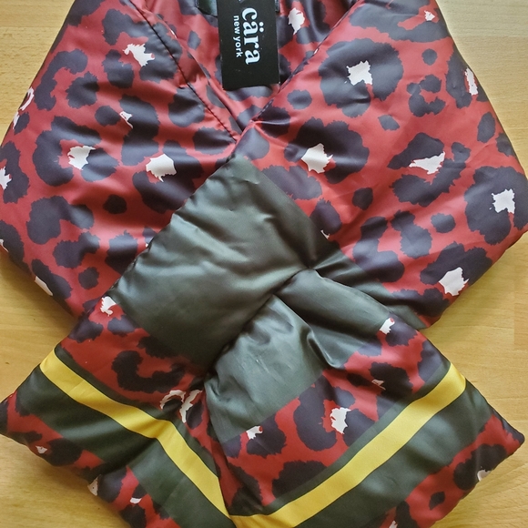 Cära New York Leopard Scarf - Picture 2 of 4